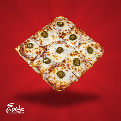 خمیر پیتزا 21*21 پنجره ای ، پپرونی ، سس تند ، پنیر موزارلا و فلفل هالوپینو پیتزا پپرونی پنجره ای متوسط